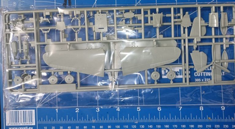 P-40E Warhawk + PE Sheet + Masks  EDUARD