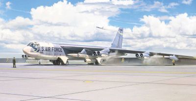Boeing B-52G Stratofortress early with Hound Dog missiles Italeri